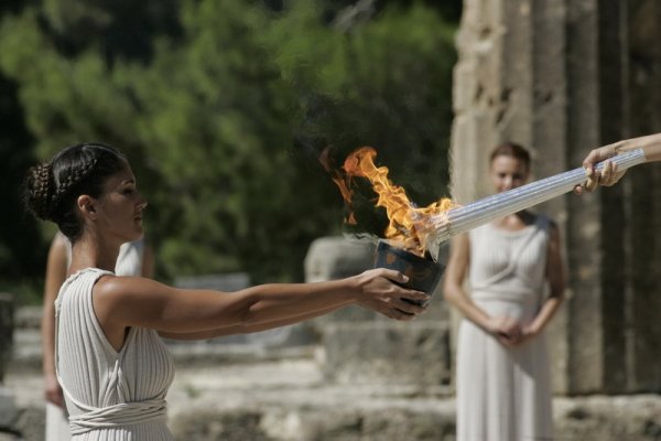 Зажжение олимпийского огня 2014