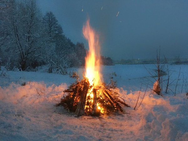 Костер в зимнем лесу