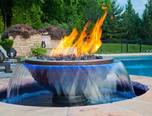 Необычный фонтан в саду