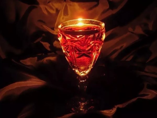 Хрустальный бокал с вином