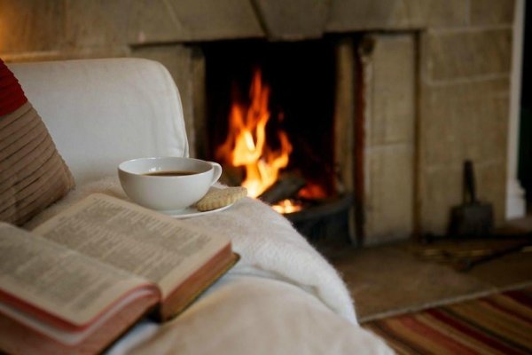 Кресло с пледом у камина