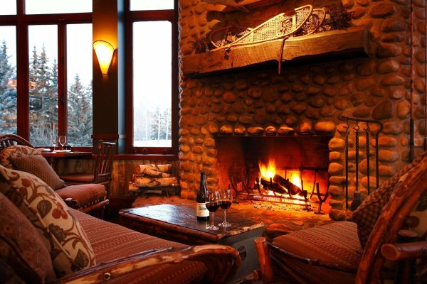 Уютный зимний домик камин