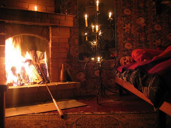Уютная комната у камина