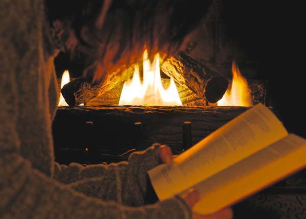 Уютный плед камин