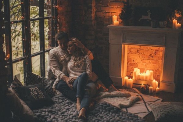 Влюбленные у камина
