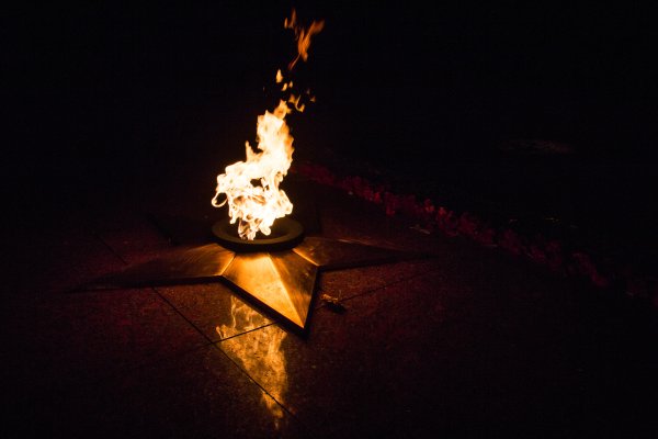 Вечный огонь на черном фоне