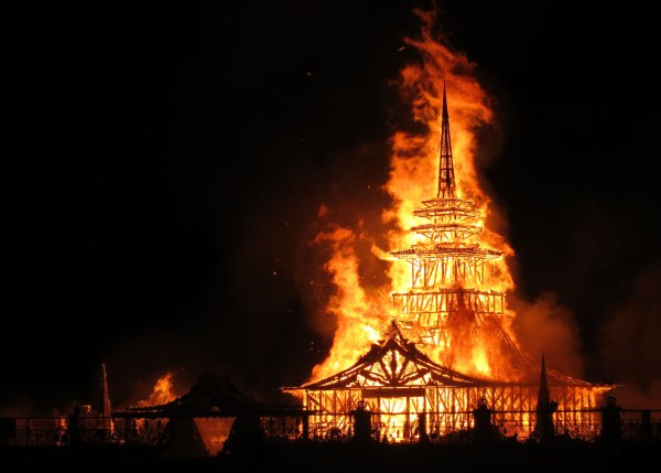 Церковь горит