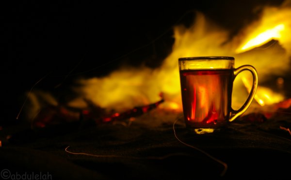 Чай у костра ночью