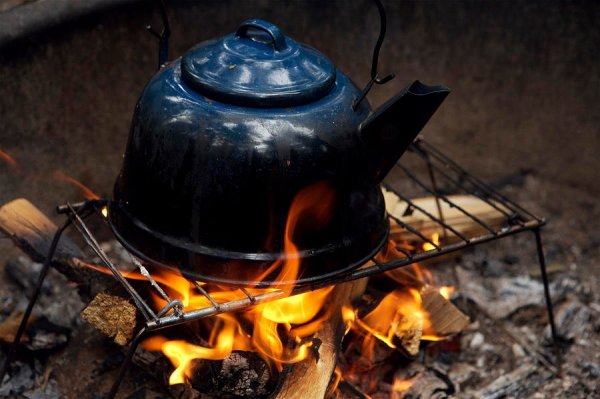 Варка чая на огне