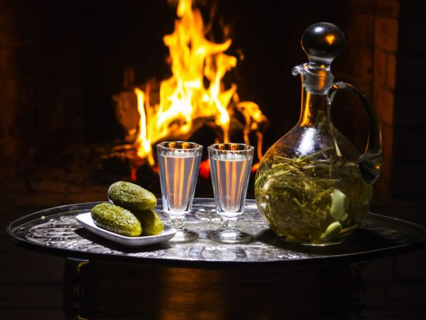 Запотевший графин с водкой