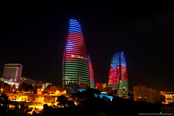 Пламенные башни Баку ночью