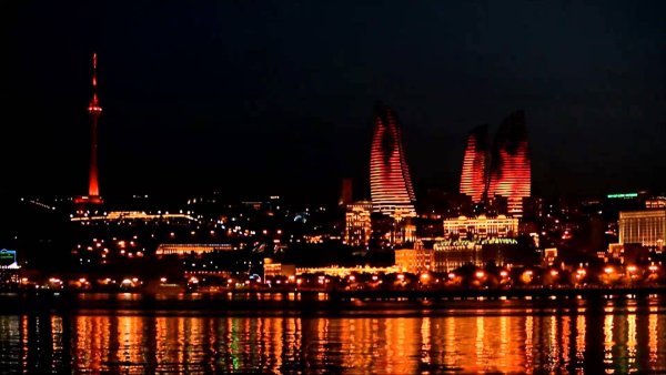 Пламенные башни Баку ночью