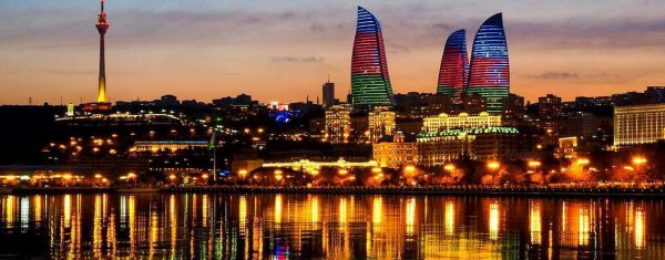 Пламенные башни в Баку флаг Азербайджана