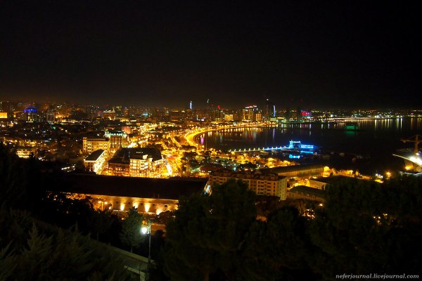 Нагорный парк Баку ночью