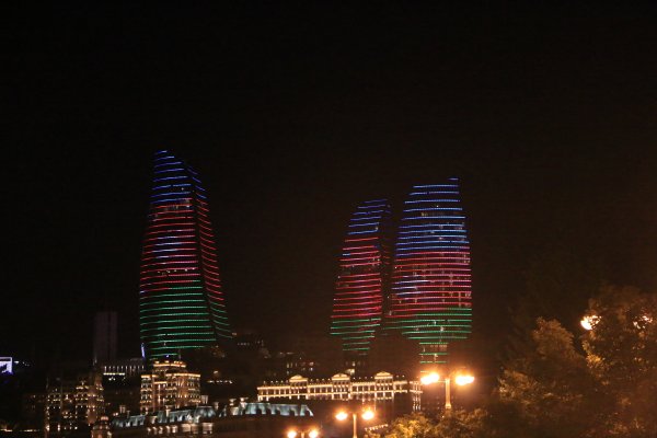Пламенные башни Баку флаг