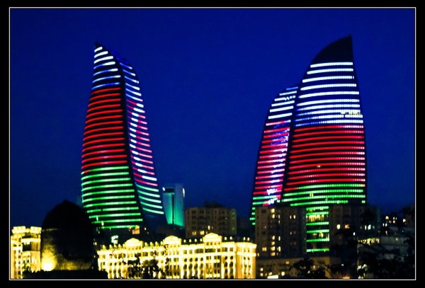 Пламенные башни Баку флаг