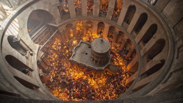 Схождение Благодатного огня в Иерусалиме 2022