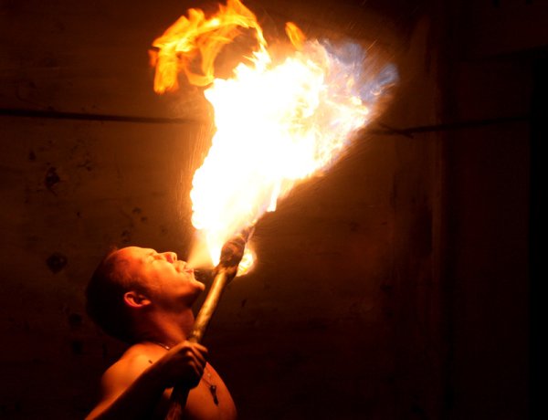 Дует на огонь