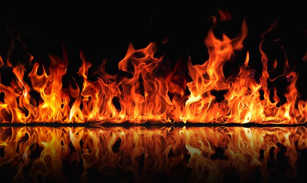 Полоса огня на черном фоне