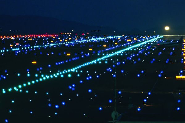 Взлетно посадочная полоса ночью