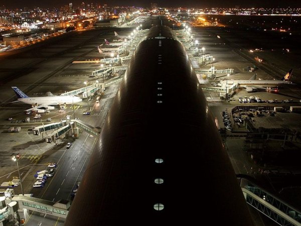 Аэропорт ночью