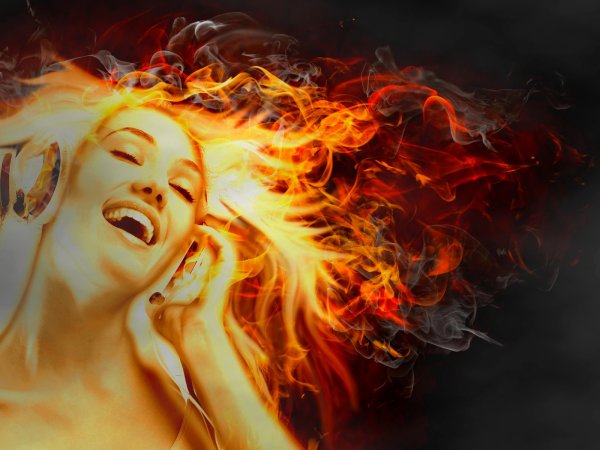 Девушка танцует в огне