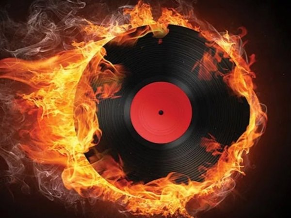 Музыкальная колонка в огне