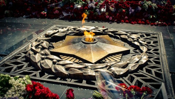 Памятник Победы и вечный огонь Минск