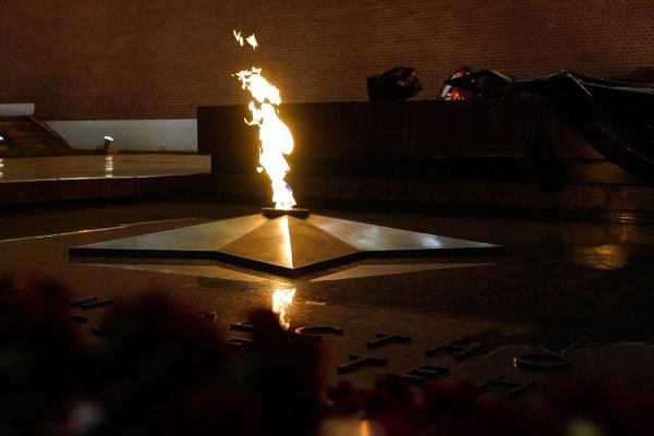 Вечный огонь на черном фоне