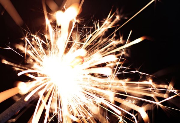 Брызги бенгальских огней