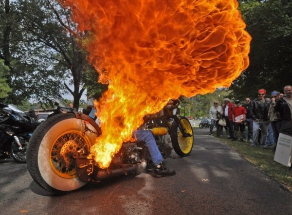 Мотоцикл в огне