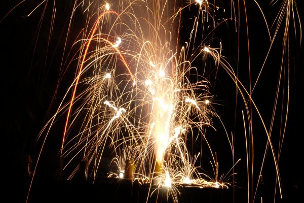 Горящий бенгальский огонь