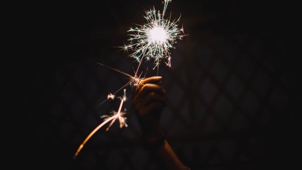 Бенгальский огонь в руке