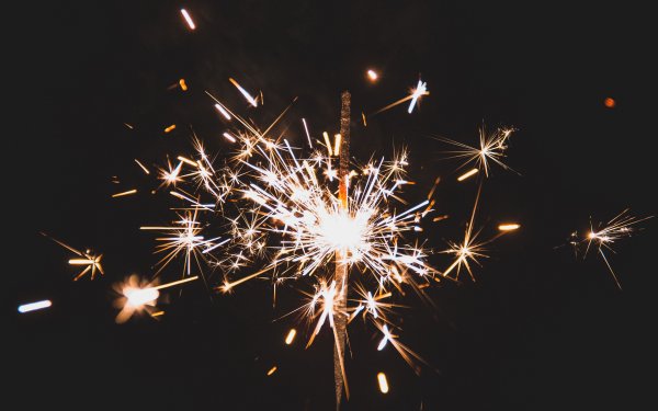 Бенгальский огонь на черном фоне