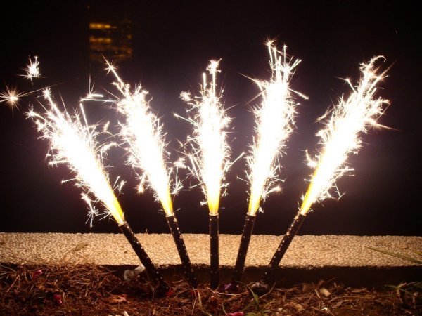 Салют петарда бенгальский огонек