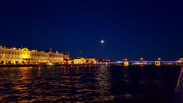 Дворцовый мост в Санкт-Петербурге