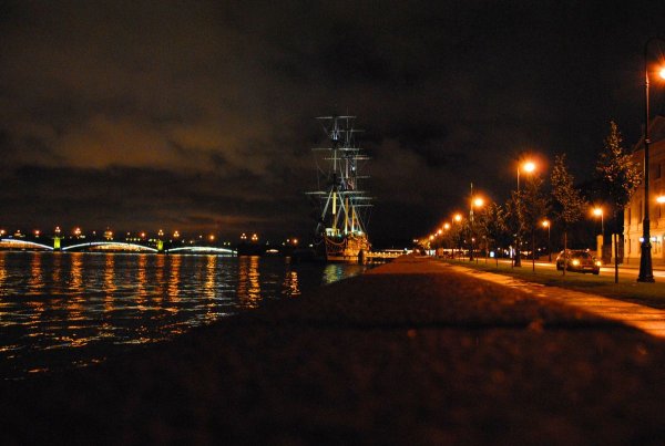 Набережная Петербурга с фонарями