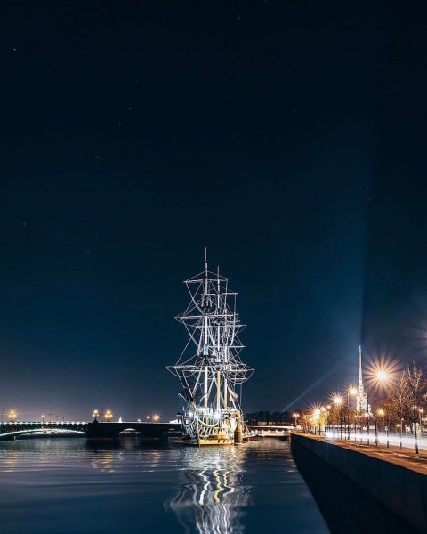 Петровская набережная Фрегат Благодать