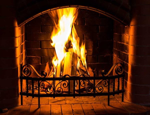 15 лучших видео с горящим камином для уютного праздника