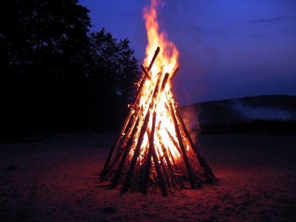 ВЕДЬМИНА изба ритуальный костер сжигающий безденежье