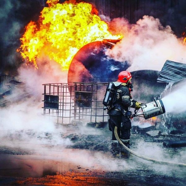 Пожарные тушат пожар