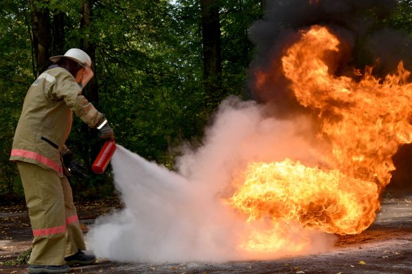 Тушение пожара огнетушителем