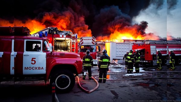 Пожарные тушат пожар