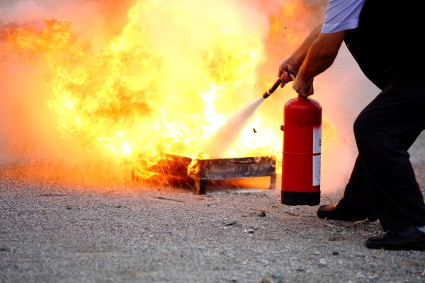Тушение пожара огнетушителем