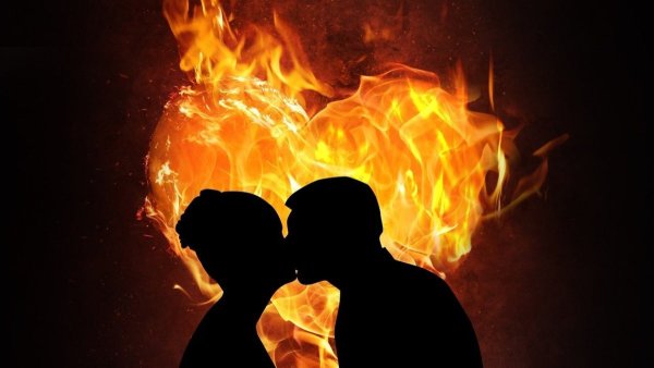 Парень и девушка в огне