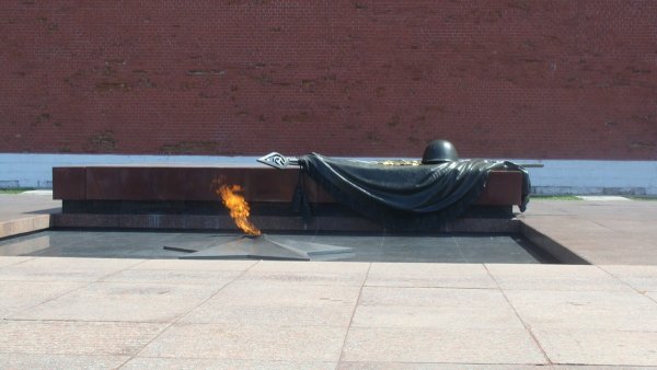 Памятник неизвестному солдату вечный огонь Тюмень