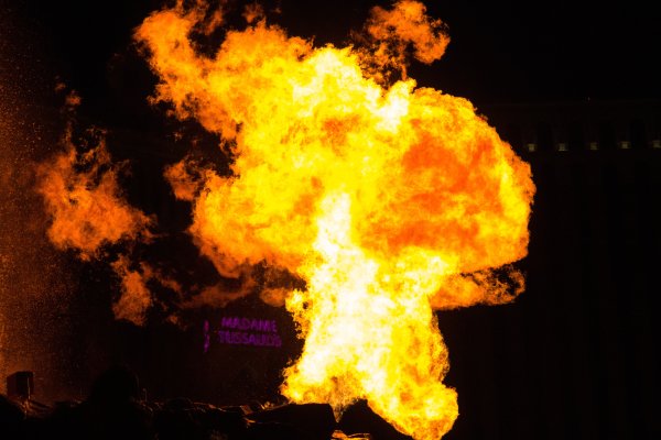 Взрыв пламя