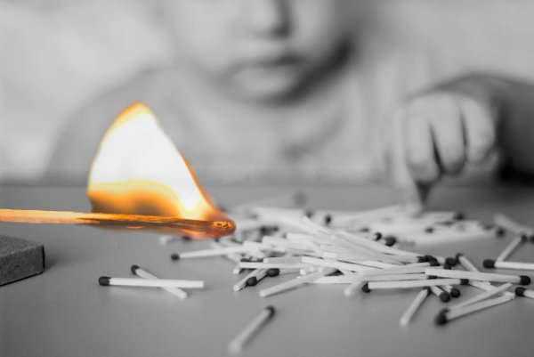 Спички в руках у ребенка