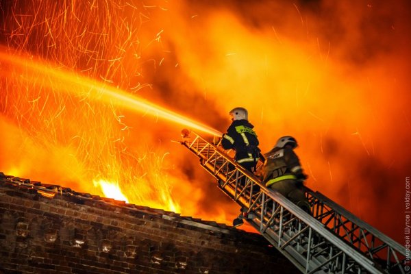 Пожарные тушат пожар