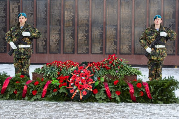 Солдат у вечного огня